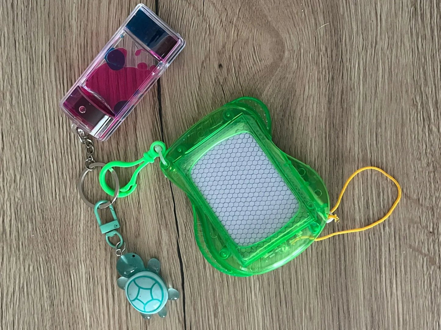 Porte-clé éducatif 3-en-1 – Ardoise, Sablier & Tortue phosphorescente