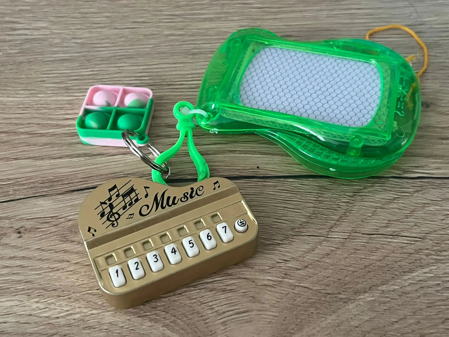 Porte-clé éducatif 3-en-1 pour enfants – Ardoise, Pop-it & Piano