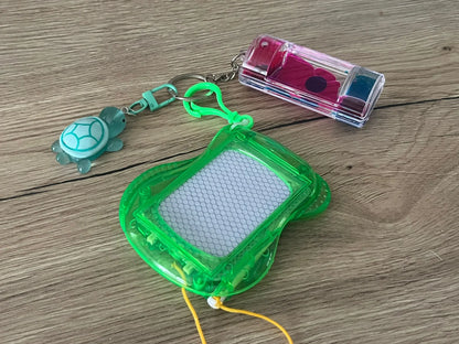 Porte-clé éducatif 3-en-1 – Ardoise, Sablier & Tortue phosphorescente