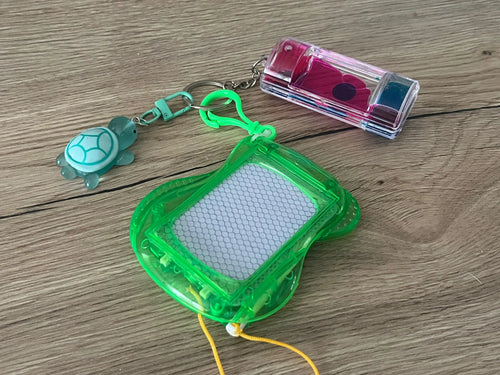 Porte-clé éducatif 3-en-1 – Ardoise, Sablier & Tortue phosphorescente