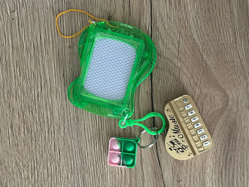 Porte-clé éducatif 3-en-1 pour enfants – Ardoise, Pop-it & Piano
